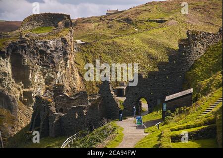 Les ruines médiévales du château de Tintagel, qui serait le lieu de naissance du roi Arthur, sur les falaises de la côte atlantique à Tintagel, en Cornouailles, en Angleterre Banque D'Images