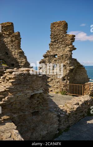 Les ruines médiévales du château de Tintagel, qui serait le lieu de naissance du roi Arthur, sur les falaises de la côte atlantique à Tintagel, en Cornouailles, en Angleterre Banque D'Images