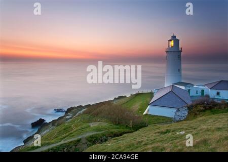 Un crépuscule paisible sur la côte atlantique de Cornouailles, montrant le phare à Trevose Head, près de Padstow, Cornwall, Angleterre, Royaume-Uni, Europe Banque D'Images