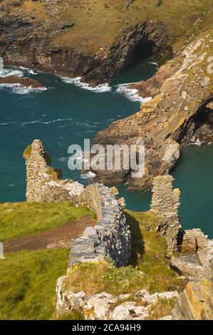 Les ruines médiévales du château de Tintagel, qui serait le lieu de naissance du roi Arthur, sur les falaises de la côte atlantique à Tintagel, Cornouailles, Cornouailles, Angleterre Banque D'Images