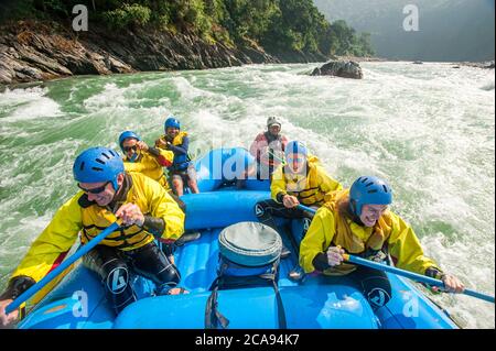 Les chevrons traversent quelques rapides sur la rivière Trisuli, au Népal, en Asie Banque D'Images