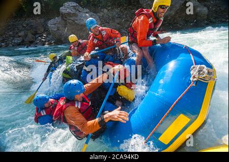 Les rafters ont chaviré lorsqu'ils traversent quelques grands rapides sur la rivière Karnali, au Népal, en Asie Banque D'Images