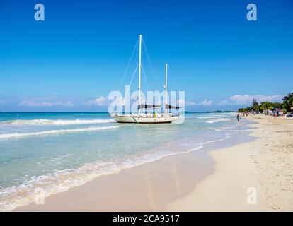 Voilier à Seven Mile Beach, long Bay, Negril, paroisse de Westmoreland, Jamaïque, Antilles, Amérique centrale Banque D'Images