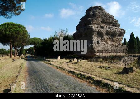 Tombe de la pyramide le long de l'antique voie Appienne, Rome, Latium, Italie, Europe Banque D'Images