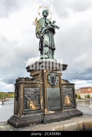 Prague, République tchèque - 8 octobre 2017 : sculpture près de l'ancien pont Charles et de la Vltava à Prague, République tchèque. Statue de Saint-Jean de Nepomuk Banque D'Images