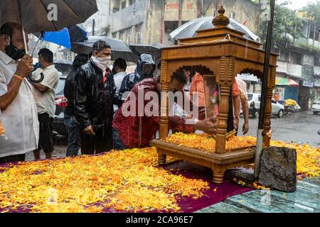 Kolhapur, Maharashtra, Inde. 5 août 2020. La cérémonie de fondation du temple RAM a été exécutée aujourd'hui à Ayodhya. Les gens l'ont célébré en réalisant des rituels saints. À Kolhapur, de nombreuses personnes se sont rassemblées et se sont accueillies. Un culte Saint spécial a été exécuté dans le temple de Mahalaxmi à Kolhapur. Credit: Abhijeet Gurjar/ZUMA Wire/Alamy Live News Banque D'Images