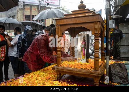 5 août 2020, Kolhapur, Maharashtra, Inde: La cérémonie de fondation du temple RAM a eu lieu aujourd'hui à Ayodhya. Les gens l'ont célébré en réalisant des rituels saints. À Kolhapur, de nombreuses personnes se sont rassemblées et se sont accueillies. Un culte Saint spécial a été exécuté dans le temple de Mahalaxmi à Kolhapur. (Image crédit: © Abhijeet Gurjar/ZUMA Wire) Banque D'Images