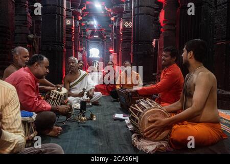 Kolhapur, Maharashtra, Inde. 5 août 2020. La cérémonie de fondation du temple RAM a été exécutée aujourd'hui à Ayodhya. Les gens l'ont célébré en réalisant des rituels saints. À Kolhapur, de nombreuses personnes se sont rassemblées et se sont accueillies. Un culte Saint spécial a été exécuté dans le temple de Mahalaxmi à Kolhapur. Grâce à COVID19 Lockdown, peu de prêtres et de dévotés chantaient et célébraient dans le célèbre temple de Mahalaxmi à Kolhapur. Credit: Abhijeet Gurjar/ZUMA Wire/Alamy Live News Banque D'Images