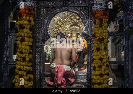 Kolhapur, Maharashtra, Inde. 5 août 2020. La cérémonie de fondation du temple RAM a été exécutée aujourd'hui à Ayodhya. Les gens l'ont célébré en réalisant des rituels saints. À Kolhapur, de nombreuses personnes se sont rassemblées et se sont accueillies. Un culte Saint spécial a été exécuté dans le temple de Mahalaxmi à Kolhapur. Le temple a été décoré de fleurs et d'un culte spécial exécuté pour la baronne Mahalaxmi. Credit: Abhijeet Gurjar/ZUMA Wire/Alamy Live News Banque D'Images