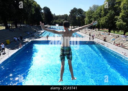 Cologne, Allemagne. 05 août 2020. Un jeune homme utilise la tour de plongée de la piscine du stade et se rafraîchit. Les météorologues prévoient une vague de chaleur avec des températures bien supérieures à 30 degrés dans les prochains jours. Credit: Roberto Pfeil/dpa/Alay Live News Banque D'Images