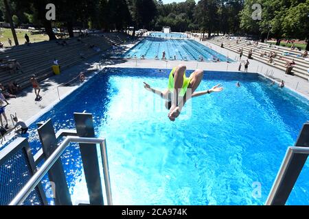 Cologne, Allemagne. 05 août 2020. Un jeune homme utilise la tour de plongée de la piscine du stade et se rafraîchit. Les météorologues prévoient une vague de chaleur avec des températures bien supérieures à 30 degrés dans les prochains jours. Credit: Roberto Pfeil/dpa/Alay Live News Banque D'Images