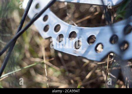 roue de vélo à disque de frein en gros plan. Jante de bague en acier chromé fait partie du disque de frein de Mountain Bike en gros plan Banque D'Images