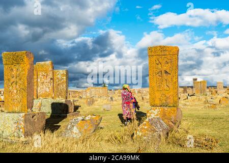 Les khatchkar médiévale stèle mémorial sculpté, Noratous cimetière, lac Sevan, Gegharkunik, province de l'Arménie, du Caucase, du Moyen-Orient, d'Asie, pour un usage éditorial Banque D'Images