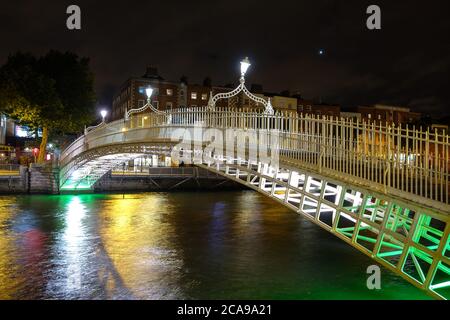 Dublin - 2019 août : pont ha'penny dans la nuit Banque D'Images