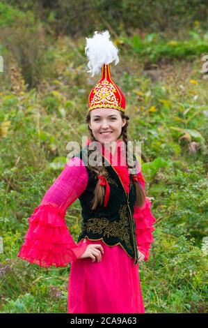 Jeune femme Kazakh Kazakh, village ethnographique Aul Gunny, Talgar ville, Almaty, Kazakhstan, en Asie centrale, pour un usage éditorial uniquement Banque D'Images