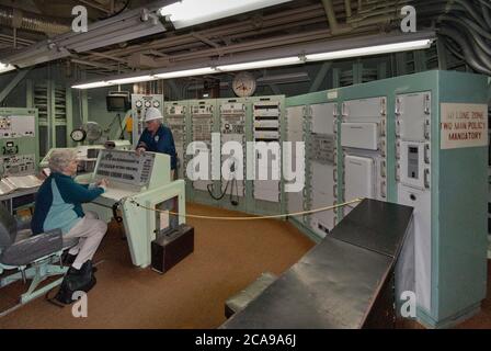 Guide et visiteurs au Launch Control Center souterrain au Titan missile Museum près de Green Valley, Arizona, États-Unis Banque D'Images