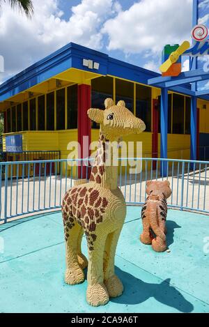 ORLANDO, FL -20 JUIN 2020 - vue sur une girafe construite à partir de briques LEGO au parc à thème Legoland Florida Resort à Orlando, Floride, États-Unis. Banque D'Images