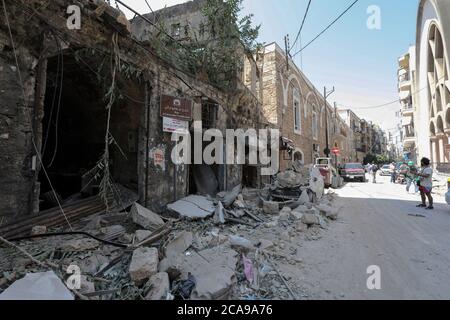 Beyrouth, Liban. 05 août 2020. Les Libanais inspectent les dégâts d'une explosion massive à Beyrouth, la capitale du Liban, le mercredi 5 août 2020. Les sauveteurs ont travaillé toute la nuit après deux explosions énormes qui ont déchiré le port de Beyrouth le 4 août, tuant au moins 100 personnes et en blessant des milliers. On soupçonne que la cause de l'explosion est le stockage inadéquat du nitrate d'ammonium. Photo de Ahmad Terro/UPI crédit: UPI/Alay Live News Banque D'Images