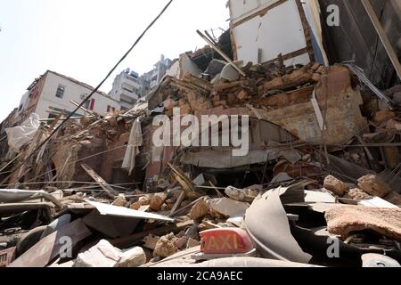 Beyrouth, Liban. 05 août 2020. Les Libanais inspectent les dégâts d'une explosion massive à Beyrouth, la capitale du Liban, le mercredi 5 août 2020. Les sauveteurs ont travaillé toute la nuit après deux explosions énormes qui ont déchiré le port de Beyrouth le 4 août, tuant au moins 100 personnes et en blessant des milliers. On soupçonne que la cause de l'explosion est le stockage inadéquat du nitrate d'ammonium. Photo de Ahmad Terro/UPI crédit: UPI/Alay Live News Banque D'Images