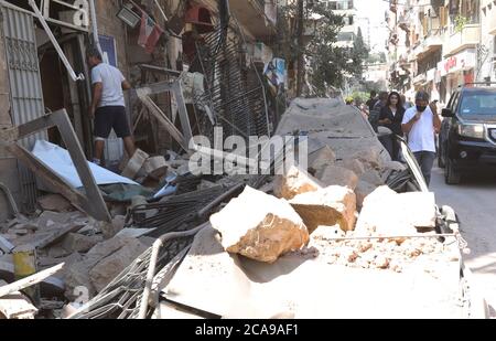 Beyrouth, Liban. 05 août 2020. Les Libanais inspectent les dégâts d'une explosion massive à Beyrouth, la capitale du Liban, le mercredi 5 août 2020. Les sauveteurs ont travaillé toute la nuit après deux explosions énormes qui ont déchiré le port de Beyrouth le 4 août, tuant au moins 100 personnes et en blessant des milliers. On soupçonne que la cause de l'explosion est le stockage inadéquat du nitrate d'ammonium. Photo de Ahmad Terro/UPI crédit: UPI/Alay Live News Banque D'Images