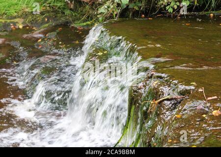 Rivière de ruisseau calcaire petite cascade sur quelques rochers à Anglezarke, Chorley, Angleterre Banque D'Images