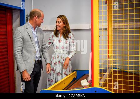 Le duc et la duchesse de Cambridge rient après avoir lancé des balles pour abattre des personnages dans un jeu d'arcade à l'Island Leisure Amusement Arcade, où Gavin et Stacey sont filmés, lors de leur visite à Barry Island, au sud du pays de Galles, Parler aux propriétaires d'entreprises locales de l'impact de la COVID-19 sur le secteur touristique. Banque D'Images