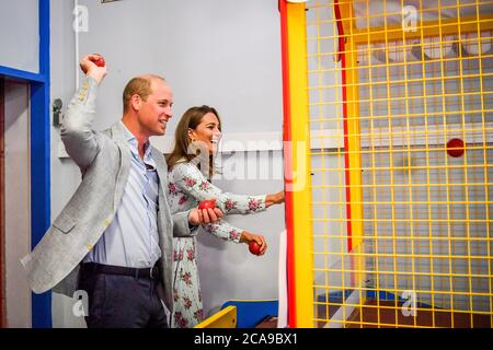Le duc et la duchesse de Cambridge lancent des balles pour abattre des personnages dans un jeu d'arcade à l'Island Leisure Amusement Arcade, où Gavin et Stacey sont filmés, lors de leur visite à Barry Island, au sud du pays de Galles, pour parler aux entrepreneurs locaux de l'impact de COVID-19 sur le secteur touristique. Banque D'Images