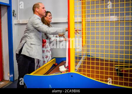 Le duc et la duchesse de Cambridge lancent des balles pour abattre des personnages dans un jeu d'arcade à l'Island Leisure Amusement Arcade, où Gavin et Stacey sont filmés, lors de leur visite à Barry Island, au sud du pays de Galles, pour parler aux entrepreneurs locaux de l'impact de COVID-19 sur le secteur touristique. Banque D'Images
