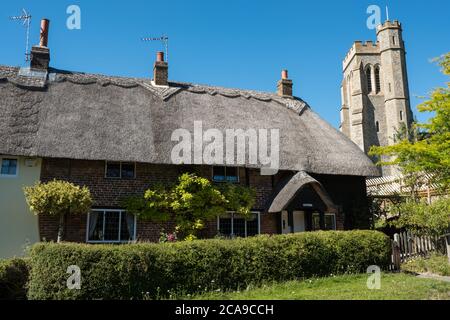 Ellesborough, Royaume-Uni. 30 juillet 2020. Des chalets de chaume se tiennent le long de l'église paroissiale de l'Angleterre de Saint Pierre et Saint Paul. Situé près de Chequrs, les premiers ministres ont souvent assisté à cette église qui date du XVe siècle et qui a été prolongée et restaurée entre 1854 et 1871. Crédit : Mark Kerrison/Alamy Live News Banque D'Images