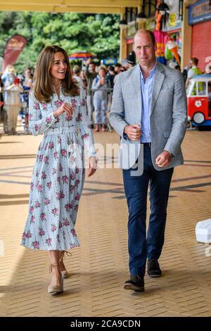 Le duc et la duchesse de Cambridge Leave Island Leisure Amusement Arcade, où Gavin et Stacey ont été filmés et marchent le long de la promenade, lors de leur visite à Barry Island, au sud du pays de Galles, pour parler aux entrepreneurs locaux de l'impact de COVID-19 sur le secteur touristique. Banque D'Images