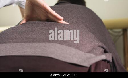 Physiothérapeute s'exerçant avec une personne handicapée sur une table de thérapie. Banque D'Images