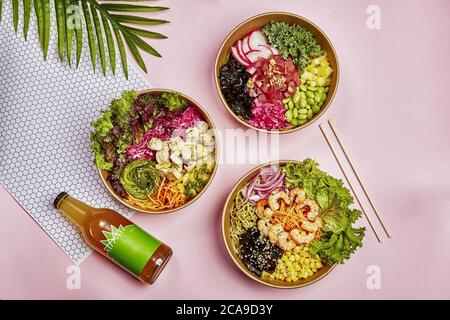 Vue de dessus de boules de poke bio avec un refroidissement boisson placée sur un fond texturé Banque D'Images