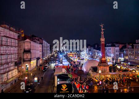 BRUXELLES, BELGIQUE - 31 DÉCEMBRE 2018 : vue de nuit de Bruxelles depuis la grande roue de Noël à Bruxelles, Belgique, le 31 décembre 2018. Banque D'Images