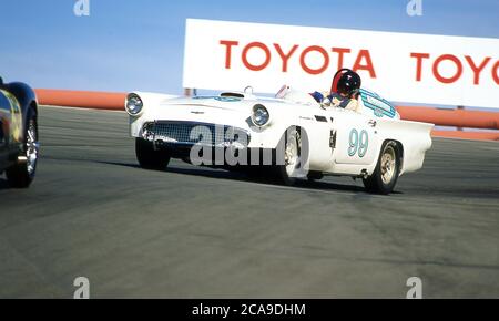 1957 Ford Thunderbird, voiture de course expérimentale, aux courses de voitures historiques de Monterey de 1990 à Laguna Seca California USA Banque D'Images