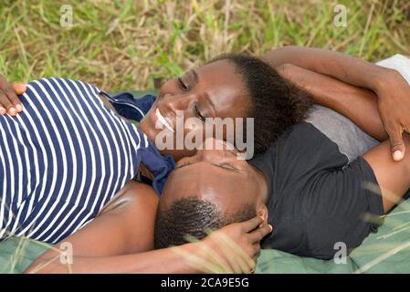 Jeune couple aimant sur des moments romantiques.couple embrassant et ayant un bon moment ensemble dans le parc. Concept de relation de famille heureuse Banque D'Images