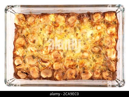 Cocotte fraîche avec boulettes, fromage, crème et oignons verts sous forme de verre. Plat de produits de boulangerie faits maison. Cuisine traditionnelle russe. Gros plan. Banque D'Images