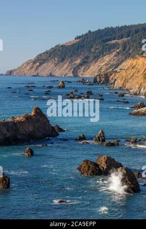 Une vague de choc sur la mer, Shoreline Highway, Mendocino County, Californie Banque D'Images