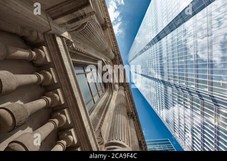 Vingt-deux gratte-ciel Bishopsgate contrastent avec l'historique Gibson Hall, Londres, Royaume-Uni. Banque D'Images