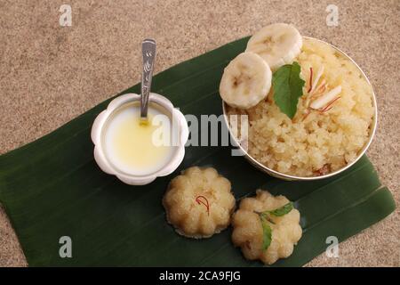 Suji ka halwa est un plat indien, servi comme dessert ou comme offrande aux dieux. Ses goûts sont doux et délicieux. Dans marathi, il a appelé comme Sheera. Banque D'Images