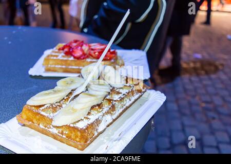 Gaufres belges avec banane et fraise à la foire de Noël à Bruxelles, Belgique Banque D'Images