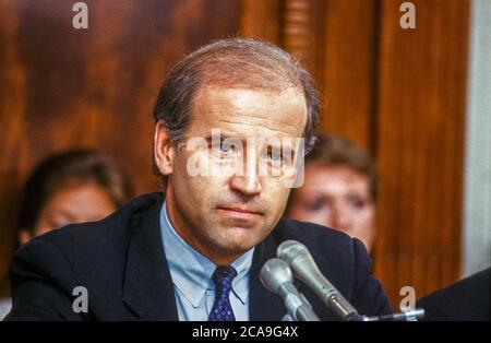 Le sénateur américain Joseph Biden (démocrate du Delaware), président de la Commission du Sénat américain sur la magistrature, préside le vote de confirmation du juge Robert Bork, le candidat du président américain Ronald Reagan à la succession du juge associé de la Cour suprême Louis Powell sur Capitol Hill à Washington, DC, le 6 octobre 1987. Crédit : Ron Sachs/CNP | utilisation dans le monde entier Banque D'Images