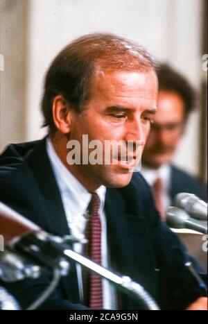 Le sénateur américain Joseph Biden (démocrate du Delaware), président de la Commission du Sénat américain sur la magistrature, préside l'audience de confirmation du juge Robert Bork, le candidat du président américain Ronald Reagan à la succession du juge associé de la Cour suprême Louis Powell sur Capitol Hill à Washington, DC, le 21 septembre 1987. Crédit : Ron Sachs/CNP | utilisation dans le monde entier Banque D'Images