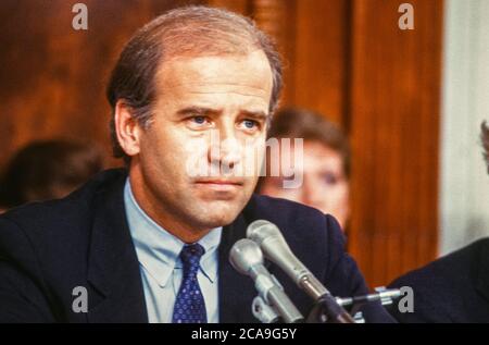 Le sénateur américain Joseph Biden (démocrate du Delaware), président de la Commission du Sénat américain sur la magistrature, préside le vote de confirmation du juge Robert Bork, le candidat du président américain Ronald Reagan à la succession du juge associé de la Cour suprême Louis Powell sur Capitol Hill à Washington, DC, le 6 octobre 1987. Crédit : Ron Sachs/CNP | utilisation dans le monde entier Banque D'Images