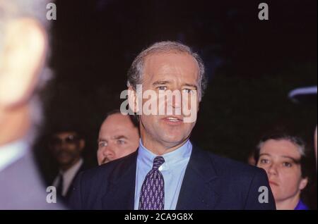 Le sénateur américain Joseph Biden (démocrate du Delaware), président de la Commission judiciaire du Sénat américain, est interviewé à la suite du vote du Sénat américain pour confirmer que le juge Clarence Thomas sera juge associé de la Cour suprême américaine à Washington, DC, le 15 octobre 1991. Le vote a été de 52 - 48 en faveur de Thomas.Credit: Ron Sachs/CNP | usage dans le monde entier Banque D'Images