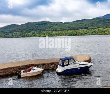 Bateau amarré au port de l'hôtel Inversnaid sur la rive est du Loch Lomond, du Loch Lomond et du parc national des Trossachs, Stirling, Écosse Banque D'Images