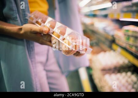 Une femme en gros plan achète des œufs de poulet dans le magasin Banque D'Images