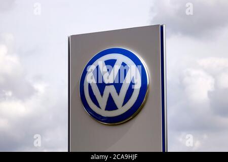 Rheda Wiedenbruck, Allemagne. 02 août 2020. Le logo du groupe Volkswagen est apposé sur un concessionnaire automobile, tiré de l'espace public. Rheda-Wiedenbruck, 2 août 2020 | usage dans le monde crédit: dpa/Alay Live News Banque D'Images