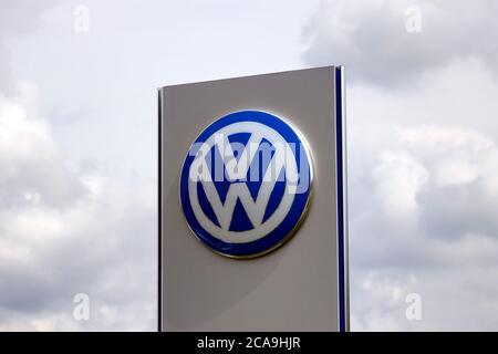 Rheda Wiedenbruck, Allemagne. 02 août 2020. Le logo du groupe Volkswagen est apposé sur un concessionnaire automobile, tiré de l'espace public. Rheda-Wiedenbruck, 2 août 2020 | usage dans le monde crédit: dpa/Alay Live News Banque D'Images