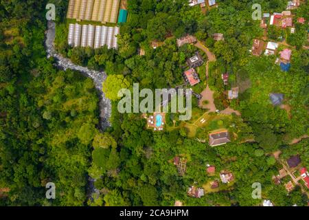 Photo aérienne d'un vilage au parc national du Kilimanjaro Forêt en Tanzanie Banque D'Images