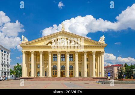 Syndicats Palais de la Culture avec colonnes sur la place d'octobre dans le centre historique de la ville de Minsk, ciel bleu nuages blancs dans la journée ensoleillée d'été, République du Bélarus Banque D'Images